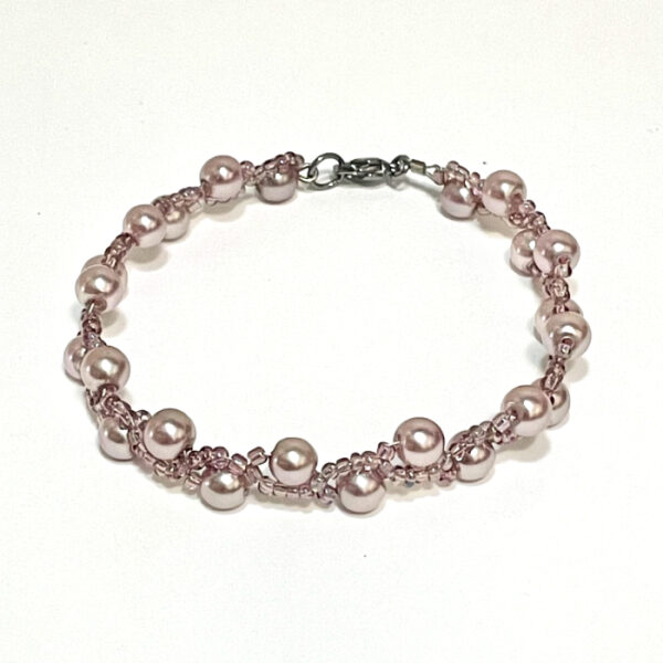 Glass Pearl Bracelet in the color lilac.